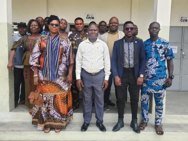 Le Psychologue M. Bernard COMLAN et la Directrice de l’EAP Photo de famille des organisateurs et des participants Mme DOSSAH Oboubé étaient présents à la séance de sensibilisation