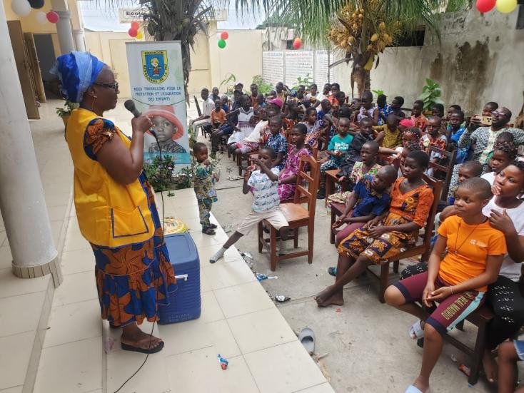 Vue partielle des enfants spectateurs heureux Convivialité et partage de repas entre apprenants et enseignants